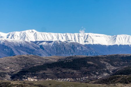 Goriano Sicoli, Italien Blick auf die Stadt und die Montagne del Morrone, Teil des Apennins.