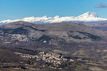 Castelvecchio Subequo, Italien Blick auf die Stadt und die Berge des Monte Sirente und den Nationalpark der Abruzzen.