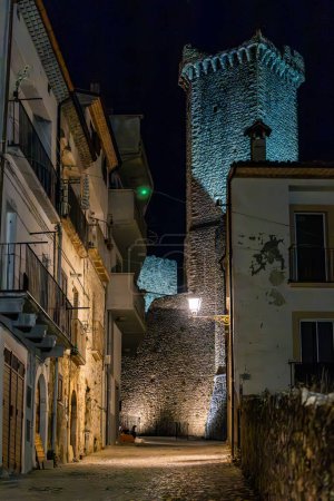 Pacentro, Italien Eine kleine Gasse im Zentrum dieses mittelalterlichen Dorfes und der Turm des Schlosses Cantelmo-Caldora.