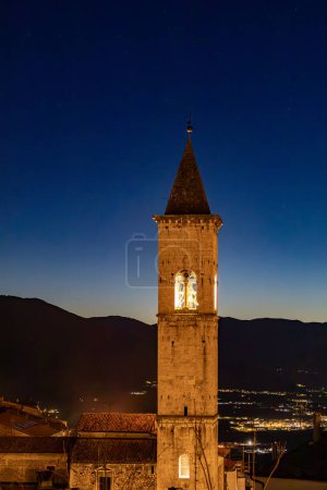 Pacentro, Italien Die Skyline der Stadt bei Sonnenuntergang mit dem Kirchturm der Chiesa di Santa Maria Maggiore.