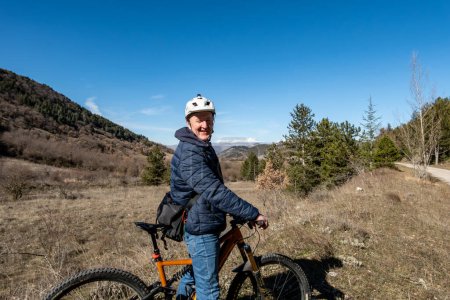 Goriano Sicoli, Italien Ein sportlicher Mann mit Helm auf einem Elektro-Mountainbike auf dem Land.
