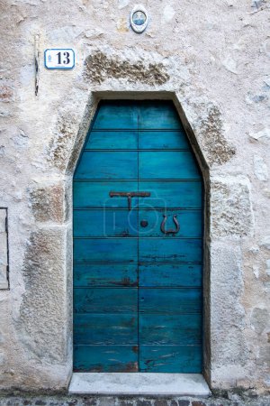 Castrovalva, Italien Eine blaue Tür in der Altstadt.