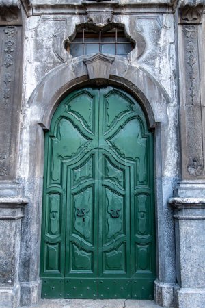 Castrovalva, Italien Eine grüne Tür in der Altstadt.