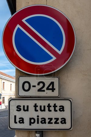 Pratola, Italia Feb 16, 2024 Un cartel de la calle i italiano en una rotonda dice No Parking en toda la plaza, 0-24 S Tutta la piazza.