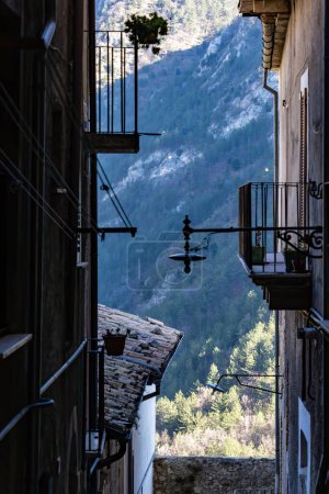 Pacentro, Italien Eine enge Gasse zwischen Dächern und Blick auf die Berge.