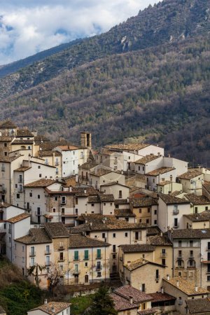 Anversa degli Abruzzi, Italia El pequeño pueblo de montaña en la provincia de L 'Aquila