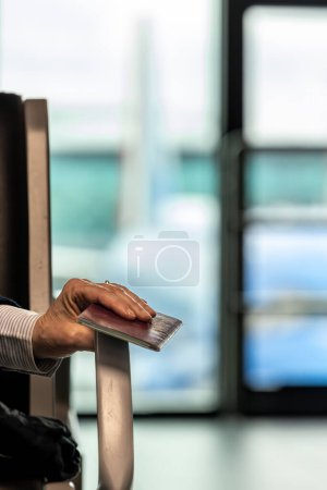 Rom, Italien Eine Frau mit schwedischem Pass wartet am Gate des Flughafens Leonardo Da Vinci Fiumicino.