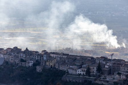 Pacentro, Italien Ein Blick über die Ebene mit einem Feuerrauch in der Ferne.
