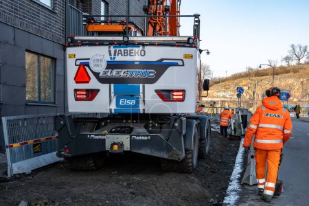 Téléchargez les photos : Stockholm, Suède 4 mars 2024 Elsa, la première excavatrice à roues entièrement électrique de Suède, à l'œuvre sur un nouveau projet de construction de logements dans le quartier de Sodermalm. - en image libre de droit