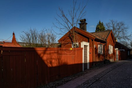 Stockholm, Schweden Traditionelle rote Hütten im Viertel Sodermalm an der Lotsgatan.