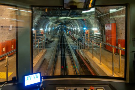 Istanbul, Türkei 19. März 2024 Blick auf die Fahrerkabine der Standseilbahn im Karakoy-Viertel und Tunnel.