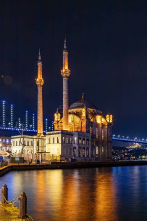 Istanbul, Türkei Eine Nachtansicht der Ortaky-Moschee und der Märtyrerbrücke vom 15. Juli.