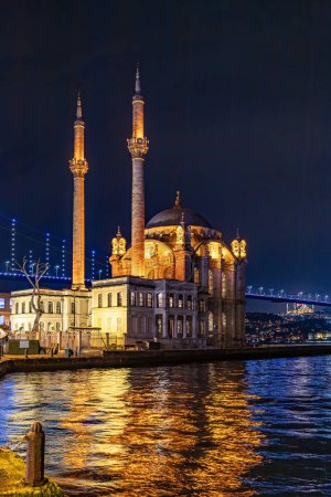 Istanbul, Turquie Une vue de nuit sur la mosquée Ortaky et le pont des martyrs du 15 juillet.