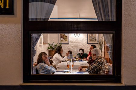Foto de Viena, Austria Abril 5, 2024 Una pareja de ancianos cena en un restaurante y se sienta en la ventana - Imagen libre de derechos