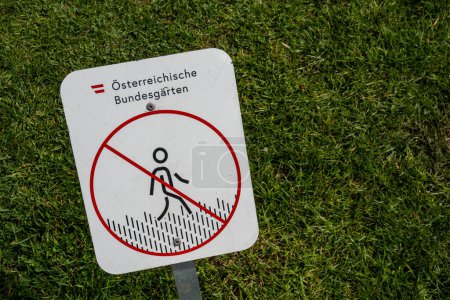 Wien, Österreich Ein Schild im Volksgarten sagt, nicht auf Gras zu gehen.