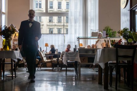 Foto de Viena, Austria Un camarero dentro del emblemático café vienés, Caf Pruckel. - Imagen libre de derechos