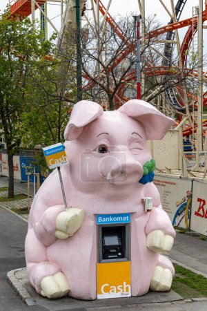 Foto de Viena, Austria Abril 5, 2024 Un gran lechón se utiliza para albergar un cajero automático en el parque de atracciones Prater. - Imagen libre de derechos