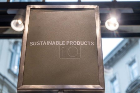 Wien, Österreich Ein Schild in einem Schaufenster sagt Nachhaltige Produkte.