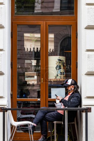 Foto de Viena, Austria Abril 5, 2024 Un hombre se sienta afuera en el viejo bar de cine TOP, o - Imagen libre de derechos