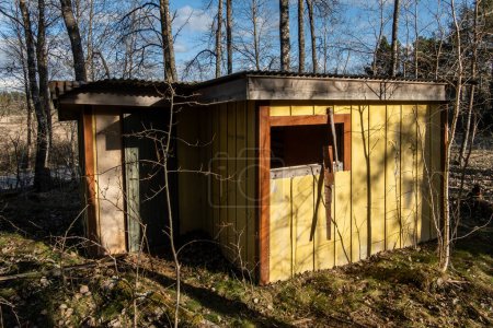 Téléchargez les photos : Stockholm, Suède Une cabane en bois abandonnée et en ruine dans les bois. - en image libre de droit