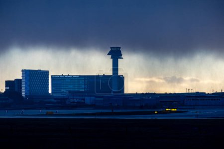 Foto de Estocolmo, Suecia Abril 13, 2024 Una vista de la torre de control en el aeropuerto de Arlanda bajo la lluvia. - Imagen libre de derechos