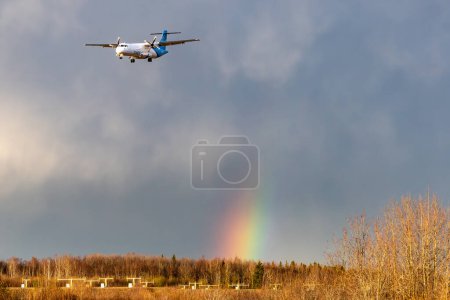 Foto de Estocolmo, Suecia Abril 13, 2024 Un pequeño avión de hélice aterriza en el aeropuerto de Arlanda después de la lluvia y el arco iris. - Imagen libre de derechos