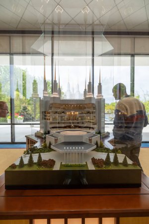 Foto de Kensington, Maryland 24 de abril de 2024 Visitantes del templo mormón Centro de visitantes, o el templo de Washington D.C., y un modelo a escala, - Imagen libre de derechos