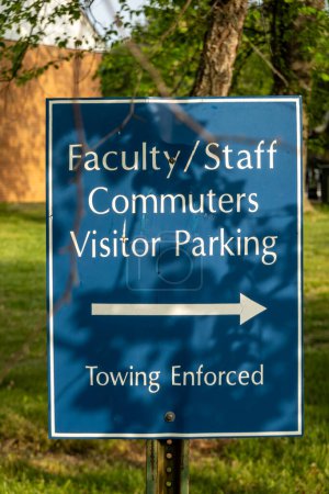 Téléchargez les photos : St. Maryland USA 27 avril 2024 Panneau de stationnement pour les professeurs et le personnel dans un parc de stationnement. - en image libre de droit