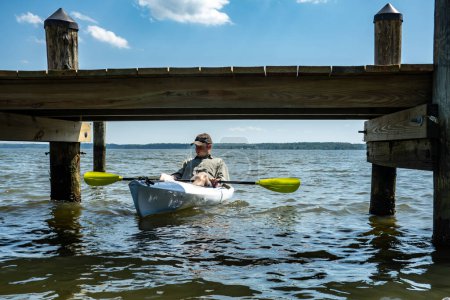 Téléchargez les photos : Broomes Island, Maryland USA Un jeune homme fait du kayak sur la rivière Patuxent par une journée ensoleillée. - en image libre de droit