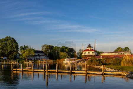 Téléchargez les photos : Salomons, Maryland USA A Une jetée en bois et un phare sur la rive de la rivière Patuxent à l'aube. - en image libre de droit