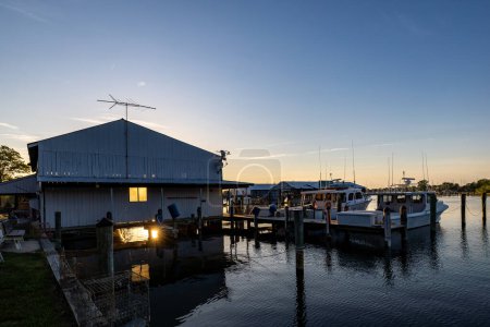 Solomons, Maryland USA Ein hölzernes Bootshaus am Ufer des Patuxent River bei Tagesanbruch.