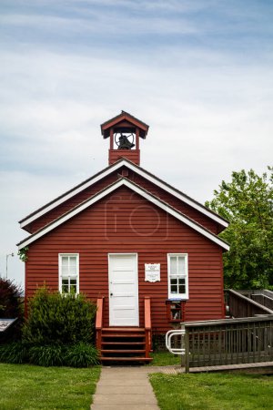 Foto de St. Clements Island, Maryland, USA April 29, 2024 The historic Little Red Schoolhouse, Charolotte Hall, from 1820. - Imagen libre de derechos