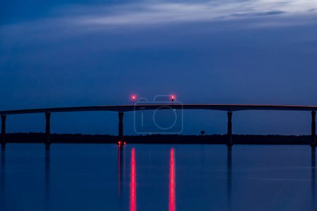Solomons, Maryland USA Der Gouverneur Thomas Johnson Bridge über den Patuxent River in der Nacht.
