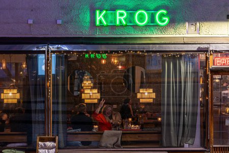 Foto de Estocolmo, Suecia Mayo 9, 2024 Un restaurante e invitados y un cartel en sueco dicen Krog o restaurante en el suburbio de Hokarangen. - Imagen libre de derechos