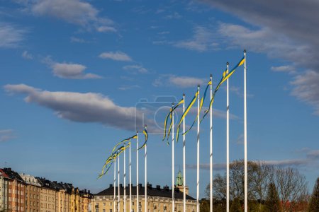 Estocolmo, Suecia Banderas suecas pequeñas ondeando en asta de bandera.