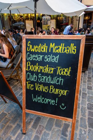 Foto de Estocolmo, Suecia Mayo 17, 2024 Un letrero de pizarra en un restaurante outoor anuncia metaballs suecos. - Imagen libre de derechos