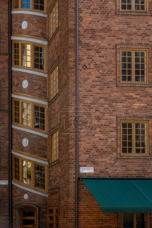 Estocolmo, Suecia La fachada de ladrillo de un antiguo edificio en Eriksbergsgatan en el distrito de Ostermalm.