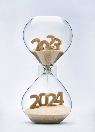 Téléchargez les photos : Nouvel An 2024 concept avec sablier tombant sable prenant la forme d'un 2024 - en image libre de droit