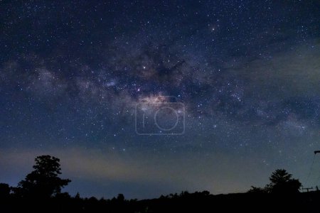 Téléchargez les photos : Galaxie de la voie lactée à Phitsanulok en Thaïlande. Photographie longue exposition avec grain - en image libre de droit
