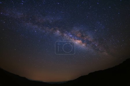 Foto de Galaxia de la Vía Láctea con estrellas y silueta de un hombre feliz de pie, Fotografía de larga exposición, con grano
. - Imagen libre de derechos