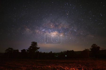 Foto de Galaxia de la Vía Láctea en Phitsanulok Tailandia, Fotografía de larga exposición con grano - Imagen libre de derechos