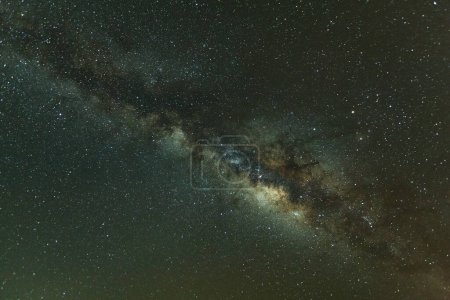 Foto de Vía claramente lechosa galaxia en Phitsanulok en Tailandia. Exposición larga fotografía.con grano - Imagen libre de derechos