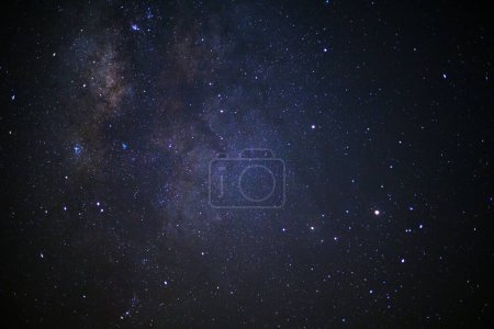 Foto de Cerca de galaxia Vía Láctea en Phitsanulok en Tailandia. Exposición larga fotografía.con grano - Imagen libre de derechos