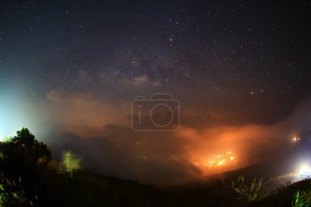 Foto de Galaxia de la Vía Láctea con luz de nube y ciudad en Phutabberk Phetchabun en Tailandia.Fotografía de larga exposición. - Imagen libre de derechos