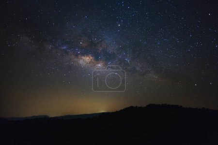 Téléchargez les photos : Voie lactée galaxie avec étoiles au-dessus de la montagne au parc national Phu Hin Rong Kla, Phitsanulok Thaïlande, longue exposition photographie.with grain - en image libre de droit