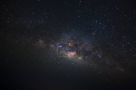 Foto de Claramente milkyway galaxia en Phitsanulok en Tailandia. Exposición larga fotografía.con grano - Imagen libre de derechos