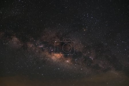 Téléchargez les photos : Galaxie de la voie lactée à Phitsanulok en Thaïlande. Photographie longue exposition avec grain - en image libre de droit