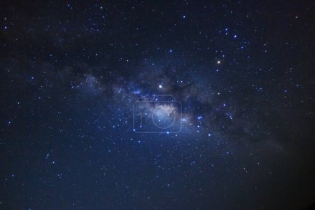Téléchargez les photos : La galaxie de la voie lactée, photographie à longue exposition, avec grain - en image libre de droit