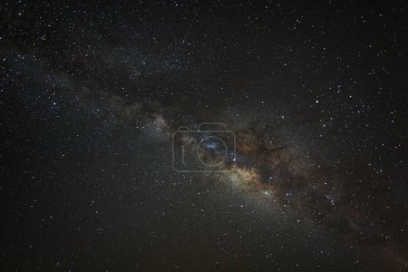 Téléchargez les photos : La galaxie de la Voie lactée à Phitsanulok en Thaïlande. Photographie longue exposition avec grain - en image libre de droit