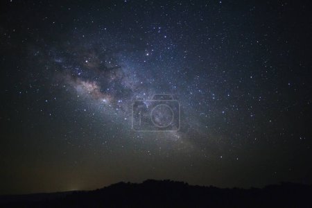 Foto de Vía Láctea sobre la montaña en el Parque Nacional Phu Hin Rong Kla, Phitsanulok Tailandia, Fotografía de larga exposición con grano - Imagen libre de derechos